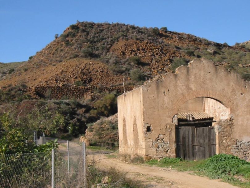 Foto de Juan Antonio Soler Jódar. Estación de carga de la mina "Higuera" y el cocherón de la locomotora Santa Catalina