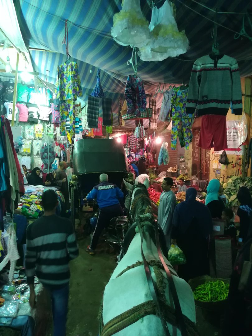 No esa calesa entrando en una tienda. Es un paseo por una calle con tiendas. Eso sí: te sentirás dentro