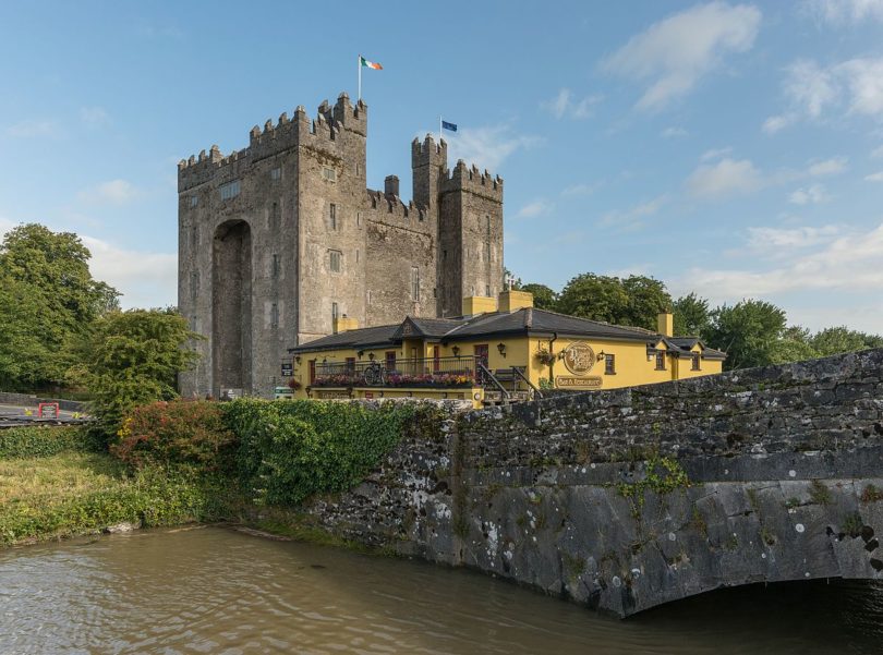 IRLANDA Bunratty_Castle_and_Durty_Nellys,_Southeast_view_20150803_1