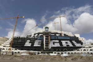 PLATAFORMA DESMONTANDO EL ALGARROBICO